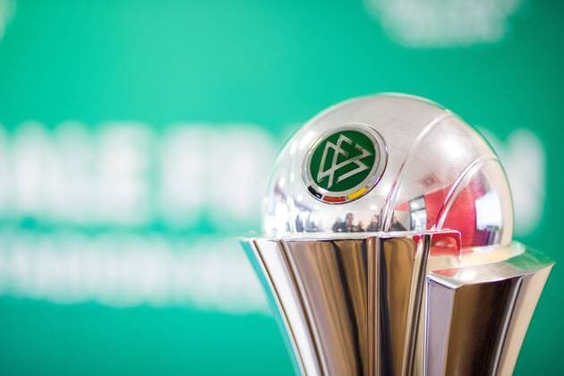 Pressekonferenz zum DFB-Pokalfinale der Frauen am 25. April 2017 im RheinEnergie Stadion in Köln. Der Pokal Das Pokalfinale findet am 27. Mai 2017 zwischen SC Sand und dem VfL Wolfsburg in Köln statt. Pressekonferenz - DFB Pokalfinale der Frauen