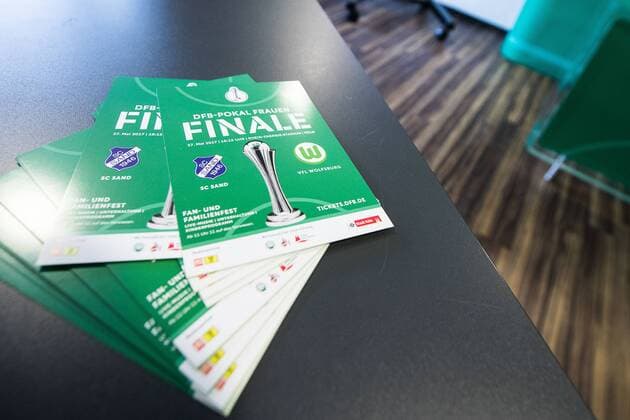 Pressekonferenz zum DFB-Pokalfinale der Frauen am 25. April 2017 im RheinEnergie Stadion in Köln. Das Pokalfinale findet am 27. Mai 2017 zwischen SC Sand und dem VfL Wolfsburg in Köln statt. Pressekonferenz - DFB Pokalfinale der Frauen