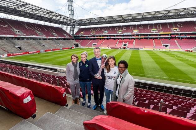 Pressekonferenz zum DFB-Pokalfinale der Frauen am 25. April 2017 im RheinEnergie Stadion in Köln. Sonja Fuß ( Pokalbotschafterin ), Zsanett Jakabfi ( VfL Wolfsburg ), Andreas Wolter ( Bürgermeister der Stadt Köln ), Claire Savin ( SC Sand ), Shary Reeves ( Pokalbotschafterin ) Das Pokalfinale findet am 27. Mai 2017 zwischen SC Sand und dem VfL Wolfsburg in Köln statt. Pressekonferenz - DFB Pokalfinale der Frauen