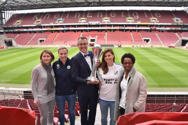 Ex Fussballspielerin Sonja Fuss, l-r, Zsanett Jakabfi, Fussball Spielerin des Vfl Wolfsburg, Andreas Wolter, Bürgermeister der Stadt Köln, Claire Savin, Fussball Spielerin des SC Sand und Moderatorin Shary Reeves posieren am 25.04.2017 in Köln bei der Pressekonferenz zum DFB Pokalfinale der Frauen zwischen SC Sand und dem Vfl Wolfsburg das am 27.05.2017 im Rheinenergie Stadion in Köln stattfindet.