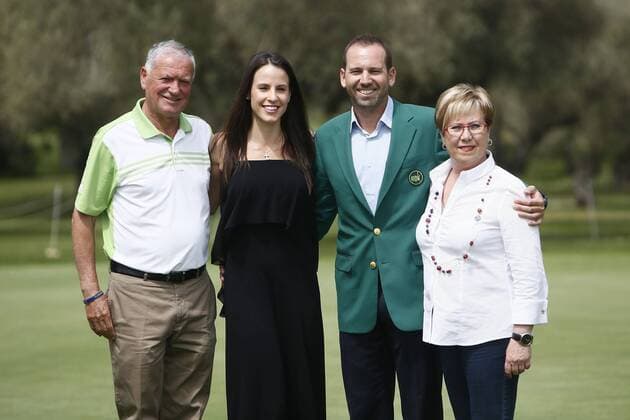 Spanish golfer Sergio Garcia (2R), Masters champion at Augusta poses with his fiancee Angela Akins (2L) and his parents Victor (L) and Chelo (R) at Campo del Mediterraneo golf club, before he addresses his first press conference PK Pressekonferenz after winning the title on last 09 April, in the town of Borriol, Castellon, eastern Spain, 25 April 2017. Augusta Masters champion Sergio Garcia presser !ACHTUNG: NUR REDAKTIONELLE NUTZUNG!  Copyright: xDomenechxCastellóx 20170425-636287387236668885