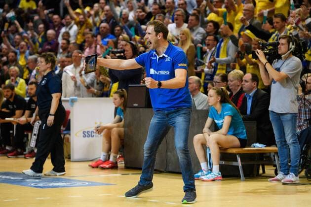 26.04.2017, Palmberg Arena, Schwerin Volleyball, Bundesliga Frauen, Play-offs Finale, SSC Palmberg Schwerin vs. Allianz MTV Stuttgart Jubel Felix Koslowski (Trainer Coach Schwerin)