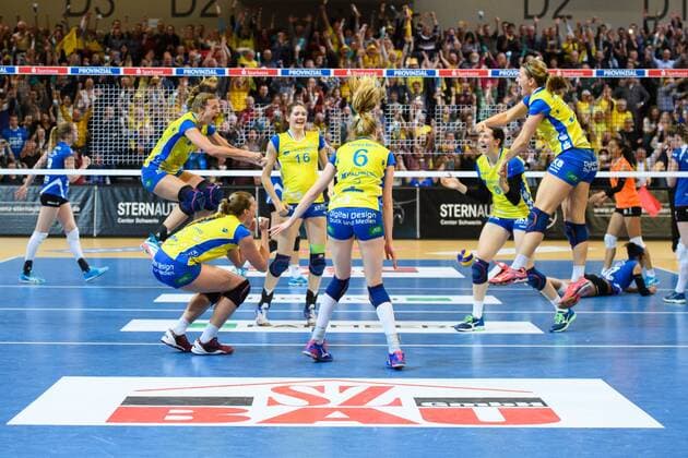 26.04.2017, Palmberg Arena, Schwerin Volleyball, Bundesliga Frauen, Play-offs Finale, SSC Palmberg Schwerin vs. Allianz MTV Stuttgart Jubel Hannah Tapp ( 9 Schwerin), Maren Brinker ( 4 Schwerin), Marie Schölzel Schoelzel ( 16 Schwerin), Jennifer Geerties ( 6 Schwerin), Ariel Gebhardt ( 8 Schwerin), Alexa Dannemiller ( 15 Schwerin) nach Matchball Sieg
