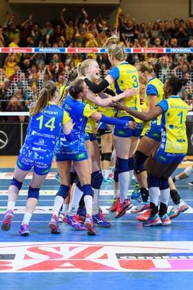 26.04.2017, Palmberg Arena, Schwerin Volleyball, Bundesliga Frauen, Play-offs Finale, SSC Palmberg Schwerin vs. Allianz MTV Stuttgart Jubel Schwerin nach Matchball Sieg