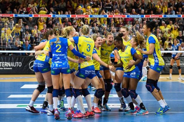 26.04.2017, Palmberg Arena, Schwerin Volleyball, Bundesliga Frauen, Play-offs Finale, SSC Palmberg Schwerin vs. Allianz MTV Stuttgart Jubel Schwerin nach Matchball Sieg
