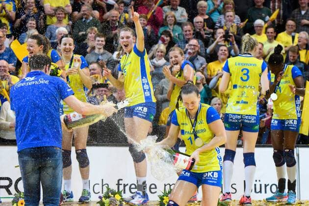 26.04.2017, Palmberg Arena, Schwerin Volleyball, Bundesliga Frauen, Play-offs Finale, SSC Palmberg Schwerin vs. Allianz MTV Stuttgart Sektdusche Felix Koslowski (Trainer Coach Schwerin), Denise Hanke ( 10 Schwerin)