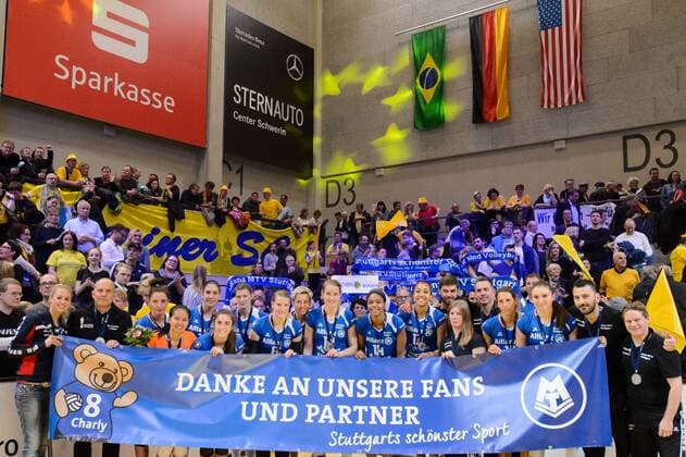 26.04.2017, Palmberg Arena, Schwerin Volleyball, Bundesliga Frauen, Play-offs Finale, SSC Palmberg Schwerin vs. Allianz MTV Stuttgart Deutscher Vizemeister 2017: Allianz MTV Stuttgart