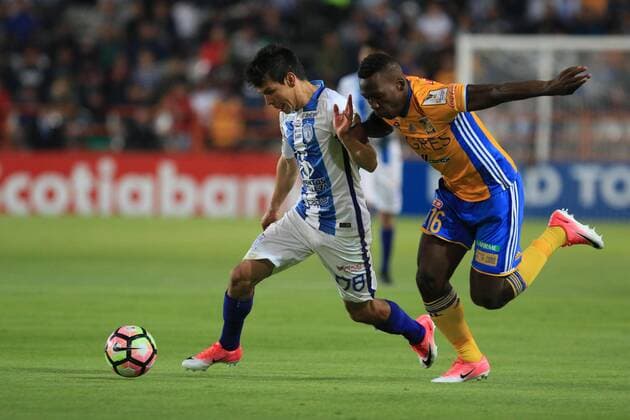 Fußball, CF Pachuca gewinnt Concacaf-Champions-League Tigres Luis Advincula (R) challenges Pachuca s Hirving Lozano (L) during the second match of the Concacaf Champions League Final between Pachuca and Tigres at Hidalgo Stadium in Pachuca, Mexico, 26 April 2017. Pachuca - Tigres !ACHTUNG: NUR REDAKTIONELLE NUTZUNG!  Copyright: xDavidxMartínezxPelcastrex MEX108 20170427-636288681484714904