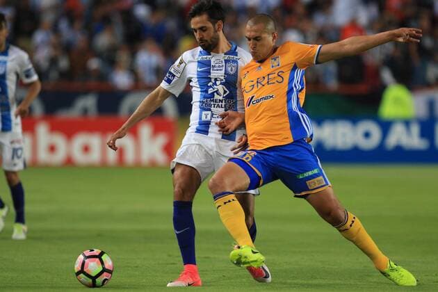 Fußball, CF Pachuca gewinnt Concacaf-Champions-League Tigres Jorge Torres Nilo (R) vies for the ball with Pachuca s Raul Lopez (L) during the second match of the Concacaf Champions League Final between Pachuca and Tigres at Hidalgo Stadium in Pachuca, Mexico, 26 April 2017. Pachuca - Tigres !ACHTUNG: NUR REDAKTIONELLE NUTZUNG!  Copyright: xDavidxMartínezxPelcastrex MEX108 20170427-636288704840599858