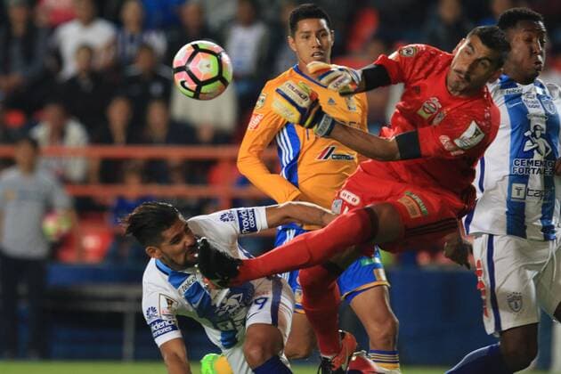 Fußball, CF Pachuca gewinnt Concacaf-Champions-League Tigres Nahuel Guzman (2-R) saves a ball during the second match of the Concacaf Champions League Final between Pachuca and Tigres at Hidalgo Stadium in Pachuca, Mexico, 26 April 2017. Pachuca - Tigres !ACHTUNG: NUR REDAKTIONELLE NUTZUNG!  Copyright: xDavidxMartínezxPelcastrex MEX108 20170427-636288704886622218