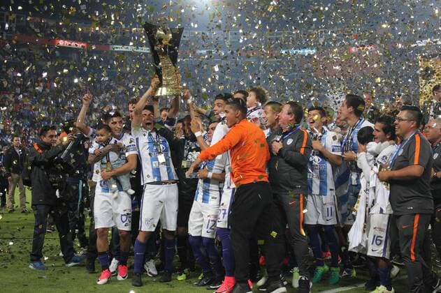 Bilder des Tages - SPORT Fußball, CF Pachuca gewinnt Concacaf-Champions-League Pachuca s players celebrate with the trophy after defeating Tigres during the second match of the Concacaf Champions League Final between Pachuca and Tigres at Hidalgo Stadium in Pachuca, Mexico, 26 April 2017. Pachuca - Tigres !ACHTUNG: NUR REDAKTIONELLE NUTZUNG!  Copyright: xDavidxMartínezxPelcastrex MEX103 20170427-636288724431715265