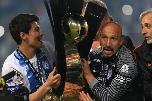 Fußball, CF Pachuca gewinnt Concacaf-Champions-League Pachuca s players Erick Gutiérrez (L) and Oscar Perez (d) celebrate with the trophy after defeating Tigres during the second match of the Concacaf Champions League Final between Pachuca and Tigres at Hidalgo Stadium in Pachuca, Mexico, 26 April 2017. Pachuca - Tigres !ACHTUNG: NUR REDAKTIONELLE NUTZUNG!  Copyright: xDavidxMartínezxPelcastrex MEX103 20170427-636288724479606651
