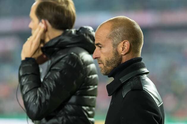 Muenchen, Deutschland, 26.04.2017, DFB-Pokal Halbfinale, FC Bayern Muenchen - BV Borussia Dortmund, Mehmet Scholl guckt ( DeFodi048