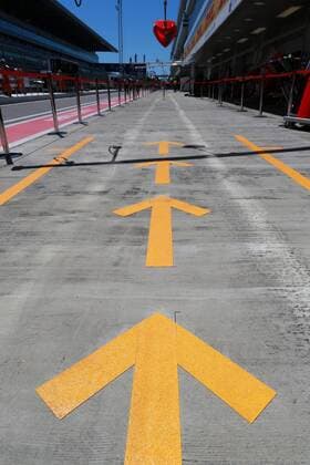 Motorsports: FIA Formula One World Championship WM Weltmeisterschaft 2017, Grand Prix of Russia, Yellow Arrows Sotschi Russia xHOCHxZWEIx