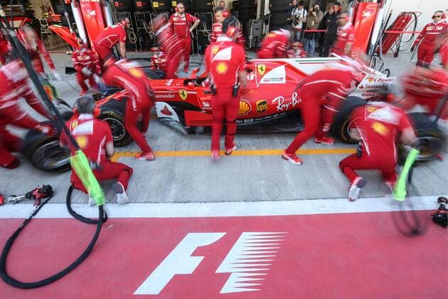Formel 1, GP von Russland SOCHI, RUSSIA - APRIL 27, 2017: Scuderia Ferrari F1 team mechanics in a paddock area at the Sochi Autodrom racing circuit ahead of the 2017 Formula One Russian Grand Prix. Vyacheslav Prokofyev TASS  TS049DE4