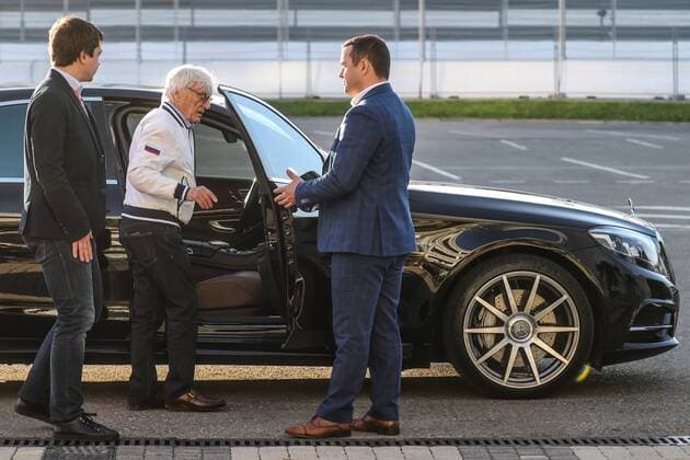 Formel 1, GP von Russland SOCHI, RUSSIA - APRIL 27, 2017: Bernard Charles Bernie Ecclestone (C), president of the Formula One Management and Formula 1 Administration (FOA), and Formula 1 Russian Grand Prix promoter Sergey Vorobyev (L) in a paddock at the Sochi Autodrom racing circuit ahead of the 2017 Formula One Russian Grand Prix. Vyacheslav Prokofyev TASS  TS049E6C