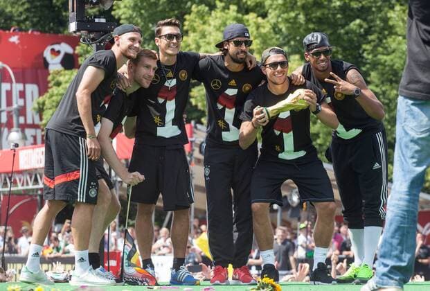 16.07.2014, Berlin, Deutschland - Nationalspieler feiern auf der Fanmeile. .