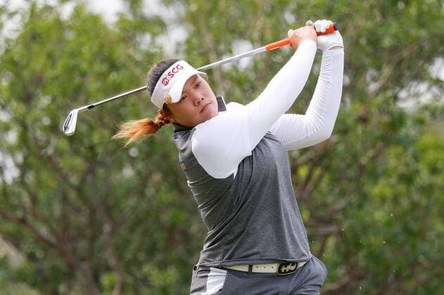 IRVING, TX - APRIL 28: Ariya Jutanugarn of Thailand hits her tee shot on 2 during the second round of the LPGA Golf Damen Volunteers of America Texas Shootout on April 28, 2017 at Las Colinas Country Club in Irving, TX. (Photo by Andrew Dieb Icon Sportswire) GOLF: APR 28 LPGA - Volunteers of America Texas Shootout - Second Round Icon170428761 EDITORIAL USE ONLY