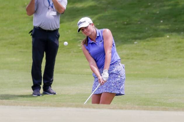 IRVING, TX - APRIL 28: Dori Carter chips onto the 9th green during the second round of the LPGA Golf Damen Volunteers of America Texas Shootout on April 28, 2017 at Las Colinas Country Club in Irving, TX. (Photo by Andrew Dieb Icon Sportswire) GOLF: APR 28 LPGA - Volunteers of America Texas Shootout - Second Round Icon170428473 EDITORIAL USE ONLY