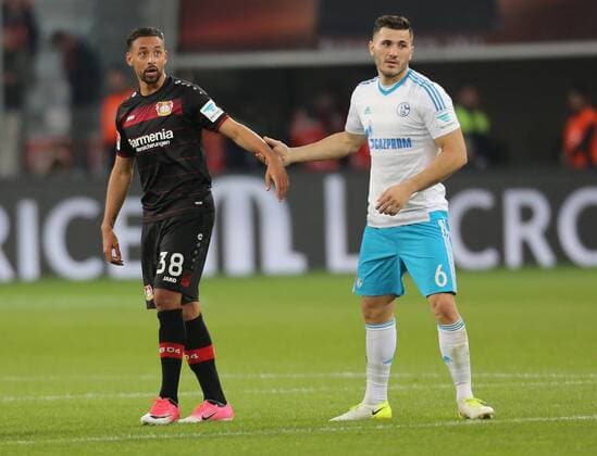 Leverkusen, Germany 28.04.2017, 1. Bundesliga 31. Spieltag, Bayer 04 Leverkusen - FC Schalke 04, Karim Bellarabi (B04, L) und Sead Kolasinac (Schalke) verabschieden sich nach dem Spiel voneinander. ( DeFodi512