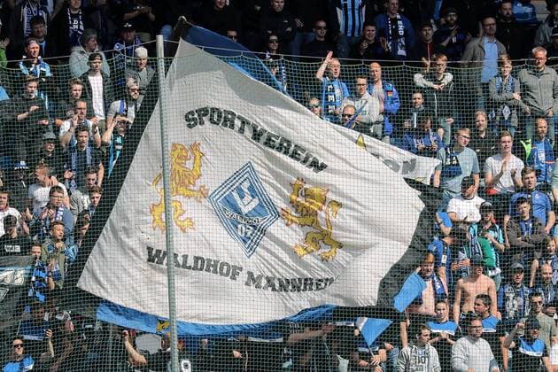 Fanblock des SV Waldhof Mannheim mit der Fahne Sportverein Waldhof Mannheim und dem Vereinslogo, Fans, Publikum, Zuschauer, Stimmung, Atmosphäre, Stadion, Fussball, Regionalliga Südwest, SV Waldhof Mannheim - SC Teutonia Watzenborn-Steinberg, xozx