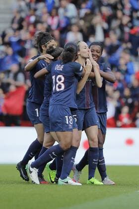Fußball, CL, Damen, Paris St. Germain - FC Barcelona Sabrina Delannoy (PSG women) inscrit un but sur penalty, joie, Ouleymata Sarr (PSG women), Grace Geyoro (PSG women), Marie-Laure Delie (PSG women), Rozeira Cristiane (PSG women) FOOTBALL : Paris SG vs FC Barcelone - UEFA Ligue des Champions feminines - 1 2 Finale - 29 04 2017 StephaneALLAMAN Panoramic 