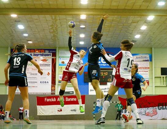 Torwurf von Josephine Hessel (Zwickau) ; weiter von links: Alicia Soffel (Mainz) , Maxine-Luise Schmohl (Mainz) und Monika Odrowska (Zwickau) Handball Frauen 2.Liga 2016 17 BSV Sachsen Zwickau - FSG Mainz 05 Budenheim am 29.4.2017 BSV Sachsen Zwickau - FSG Mainz 05 Budenheim