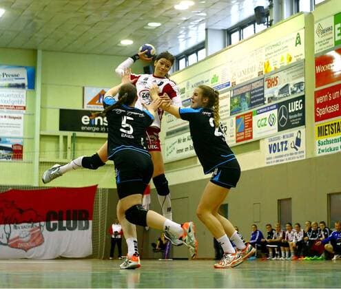Torwurf von Monika Odrowska (Zwickau) , links Janka Bauer (Mainz) , rechts Paulina Golla (Mainz) Handball Frauen 2.Liga 2016 17 BSV Sachsen Zwickau - FSG Mainz 05 Budenheim am 29.4.2017 BSV Sachsen Zwickau - FSG Mainz 05 Budenheim