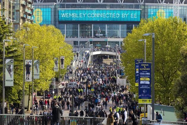Menschenmassen laufen vom Ubahnhof Wembley Park zum Wemblay Stadium. Anthony Joshua vs Wladimir Klitschko, Boxen, 29.04.17 London Copyright: xKOENIG Eibner-Pressefotox EP_FKG