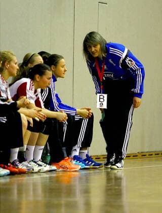 Trainerin Corina Cupcea (Zwickau) ; weiter von rechts: Mannschaftsleiterin Isabel Stegert (Zwickau) , Laura Majer (Zwickau) und Stefanie Hopp (Zwickau) Handball Frauen 2.Liga 2016 17 BSV Sachsen Zwickau - FSG Mainz 05 Budenheim 34:29 am 29.4.2017 BSV Sachsen Zwickau - FSG Mainz 05 Budenheim