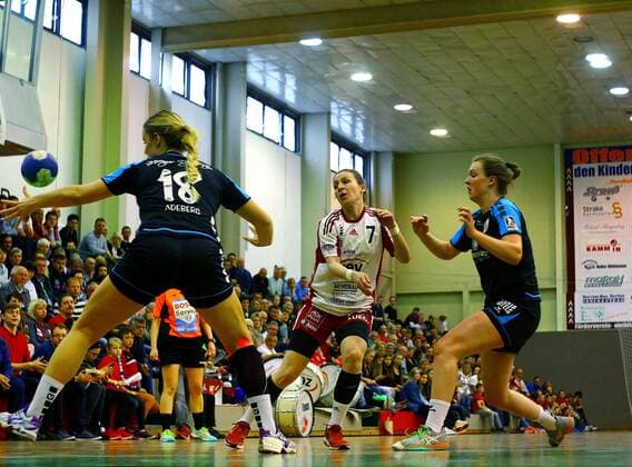 Josepha Kallenberg (Zwickau) , links Selina Adeberg (Mainz) , rechts Alicia Soffel (Mainz) Handball Frauen 2.Liga 2016 17 BSV Sachsen Zwickau - FSG Mainz 05 Budenheim 34:29 am 29.4.2017 BSV Sachsen Zwickau - FSG Mainz 05 Budenheim