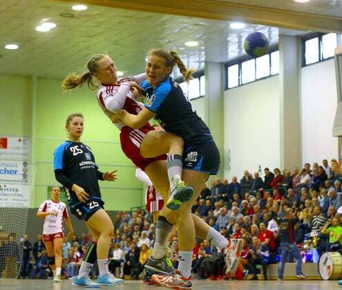 Fabienne Kracht (Zwickau , links) im Zweikampf mit Paulina Golla (Mainz) Handball Frauen 2.Liga 2016 17 BSV Sachsen Zwickau - FSG Mainz 05 Budenheim 34:29 am 29.4.2017 BSV Sachsen Zwickau - FSG Mainz 05 Budenheim