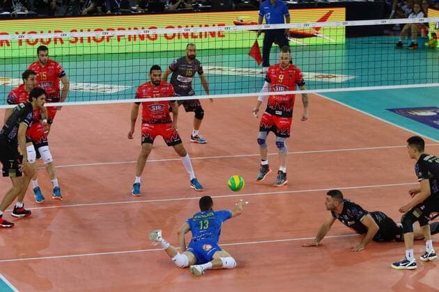 Volleyball, Herren, Saison 2016 17, CEV Champions League Final Four in Rom, Halbfinale, Perugia - Civitanova, Jenia Grebennikov (Nr. 13, Cucine Lube Civitanova) rettet den Ball, 29.04.17, Copyright: xMichaelxHundtx xMatthiasxKochx