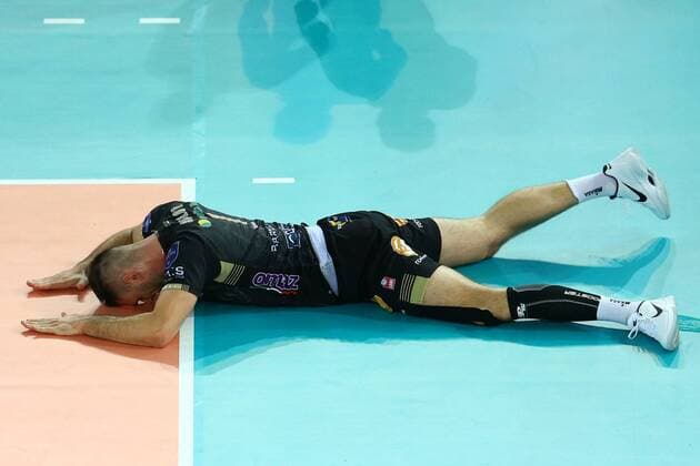Bilder des Tages - SPORT April 29, 2017 - Rome, Italy - The delusion of Tsvetan Sokolov (Civitanova) after a missed point during CEV Volleyball Champions League semifinal Sir Sicoma Colussi Perugia v Cucine Lube Civitanova at Palalottomatica in Rome, Italy on April 29, 2017. Perugia v Civitanova - CEV Volley Champions League Final Four  - ZUMAn230 20170429_zaa_n230_381 Copyright: xMatteoxCiambellix