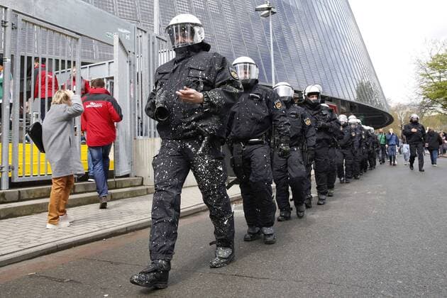 16.04.2017, Weser Stadion, Bremen, Ligaspiel, 1. Liga, SV Werder Bremen vs Hamburger SV, im Bild Die von Farbbeuteln getroffenen Polizisten SV Werder Bremen vs Hamburger SV