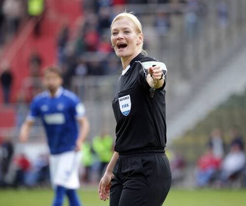 Karlsruher SC - 1. FC Kaiserslautern Deutschland, Karlsruhe, 29.04.2017, Fussball, 2. Bundesliga, Saison 2016 2017, 31. Spieltag, Karlsruher SC - 1. FC Kaiserslautern (1:3): Bibiana Steinhaus (Schiedsrichterin).