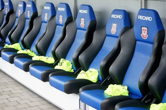 Fußball, Stadiongeschichte FSV Frankfurt 29.04.2017 xminx Frankfurt am Main, Frankfurter Volksbank Stadion, 3. Liga Herren, Saison 2016 2017 FSV Frankfurt gegen FSV Mainz II Symbolbild die leere Reservebank mit den gelben Leibchen - zukünftig in welcher Liga? Welche Spieler? welcher Trainer