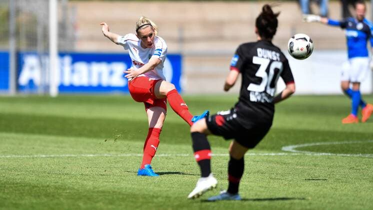 Marith Prießen (1.FFC Frankfurt) (13) flankt den Ball, Fussball, Allianz Frauen-Bundesliga, Bayer 04 Leverkusen - 1.FFC Frankfurt, xmkx