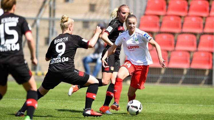 Zweikampf Merle Barth (Bayer 04 Leverkusen) (9) Jackie Groenen (1.FFC Frankfurt) (14) im Strafraum - Jackie Groenen (1.FFC Frankfurt) (14) setzt sich durch, Fussball, Allianz Frauen-Bundesliga, Bayer 04 Leverkusen - 1.FFC Frankfurt, xmkx