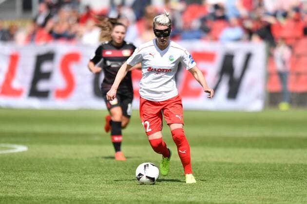 Sophie Schmidt (1.FFC Frankfurt) (12) mit Ball, Fussball, Allianz Frauen-Bundesliga, Bayer 04 Leverkusen - 1.FFC Frankfurt, xmkx