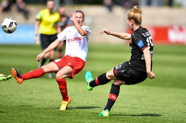 Rebecca Knaak (Bayer 04 Leverkusen) (15) klärt einen Ball vor Jackie Groenen (1.FFC Frankfurt) (14), Fussball, Allianz Frauen-Bundesliga, Bayer 04 Leverkusen - 1.FFC Frankfurt, xmkx
