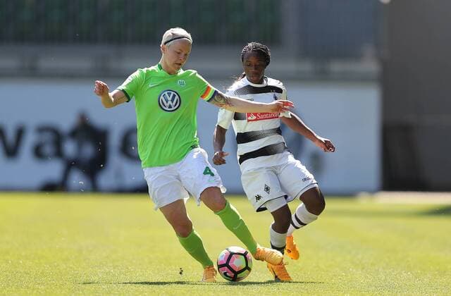 Nilla Fischer (VfL Wolfsburg) im Duell mit T.Cameron (Mönchengladbach)