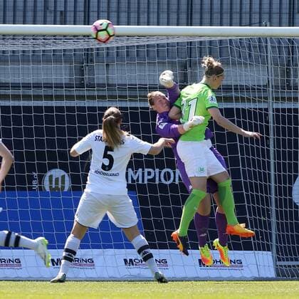 Sandra Starmanns (Moenchengladbach), C. Bellinghoven (Moenchengladbach), Alexandra Popp (VfL Wolfsburg)