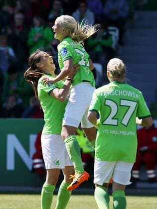 Wolfsburger Trorjubel, v.l. Sara Bjoerk Gunnarsdottir (VfL Wolfsburg), Pernille Harder (VfL Wolfsburg), Isabel Kerschowski (VfL Wolfsburg)