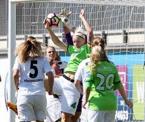 4 Nilla Fischer (VfL Wolfsburg), C. Bellinghoven (Moenchengladbach), 20 Stephanie Bunte (VfL Wolfsburg)