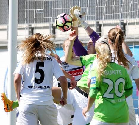 C. Bellinghoven (Moenchengladbach), 20 Stephanie Bunte (VfL Wolfsburg)