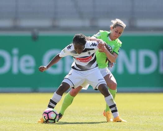 Moenchengladbachs t. cameron im Duell mit Anna Blaesse (VfL Wolfsburg)