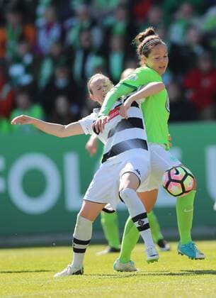 Themen der Woche - SPORT Bilder des Tages - SPORT Vanessa Bernauer (VfL Wolfsburg) im Duell