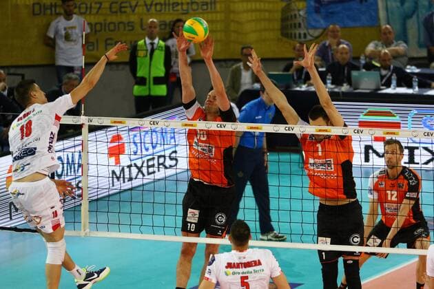 Volleyball, Herren, Saison 2016 17, CEV Champions League Final Four in Rom, Spiel um Platz 3, BR Volleys - Civitanova, Klemen Cebulj (Nr. 18, Cucine Lube Civitanova), Sebastian Kühner (Nr. 10, Berlin Recycling Volleys), Aleksandar Okolic (Nr. 1, Berlin Recycling Volleys), Paul Carroll (Nr. 12, Berlin Recycling Volleys), 30.04.17, Copyright: xMichaelxHundtx xMatthiasxKochx