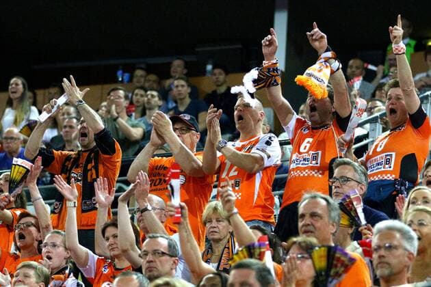 Volleyball, Herren, Saison 2016 17, CEV Champions League Final Four in Rom, Spiel um Platz 3, BR Volleys - Civitanova, der Fanclub 7. Mann feuert die BR Volleys an, 30.04.17, Copyright: xMichaelxHundtx xMatthiasxKochx